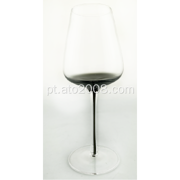 Copo de vinho transparente com cinza esfumaçado
